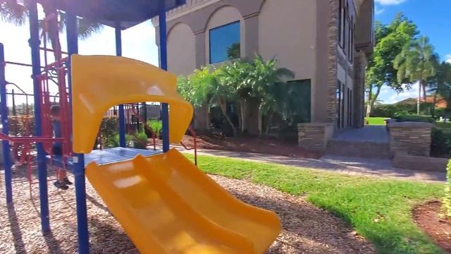 David plays tag on the playground!!! Давид играет в выше ноги от земли!!! смотреть онлайн