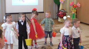 Маленькие дети поют песню о любви на утреннике в детском саду.