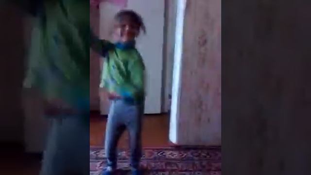 девочка смешно танцует смотреть онлайн