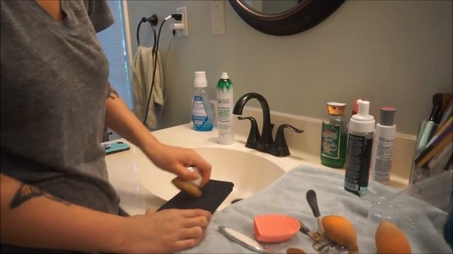 CLEANING MY MAKEUP BRUSHES смотреть онлайн