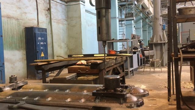 Сверловка, нарезание резьбы и отшпиловка алюминиевой крышки смотреть онлайн