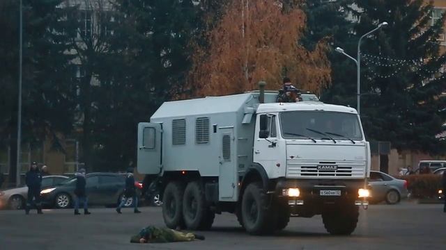 В Йошкар-Оле прошел гарнизонный развод полицейских нарядов смотреть онлайн