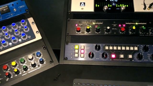 Elysia Alpha in Mid compression very fast attack and release + Parallel compression смотреть онлайн