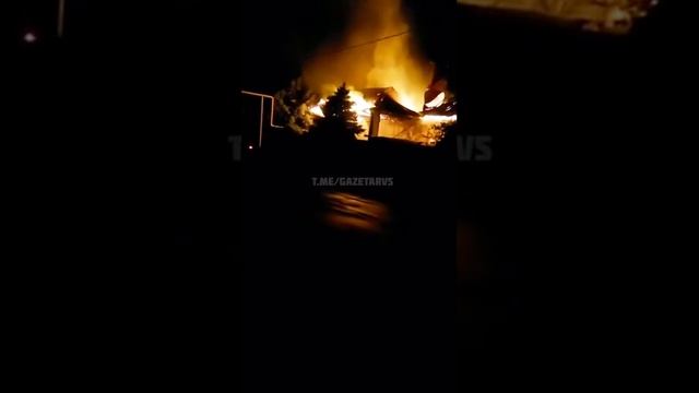 В Динском районе Кубани горел частный дом смотреть онлайн