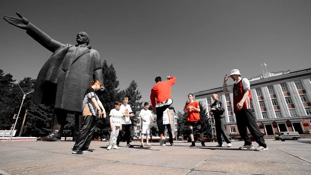 Breake dancing at Lenin monument смотреть онлайн
