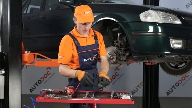Hvordan bytte endeledd på Mazda 323 | Bruksanvisning HD смотреть онлайн