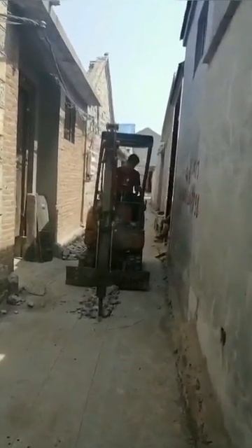 Chinese brand OULIDE mini excavator, Demolishing the concrete road in the lane смотреть онлайн