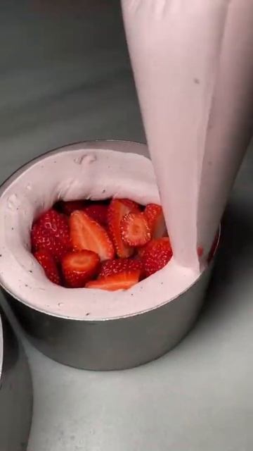 Best Combination Of Strawberry 🍓 & Red Velvet For Tasty Cake🎂😱 #shorts #dessert