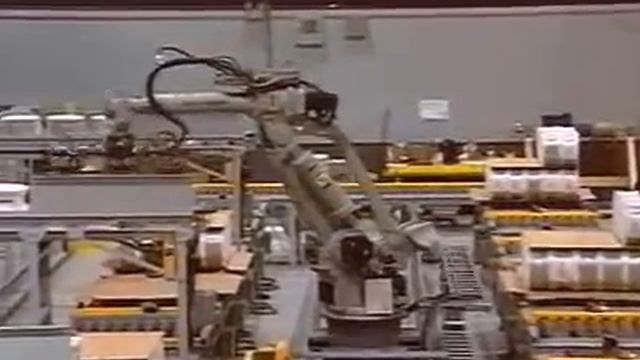 Motoman SK-120 handles roll palletizing to a large number of pallet locations смотреть онлайн