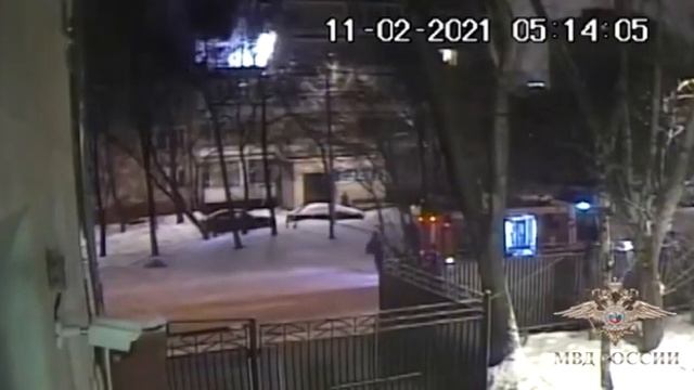 Полицейский спрыгнул с женщиной на руках с четвёртого этажа смотреть онлайн