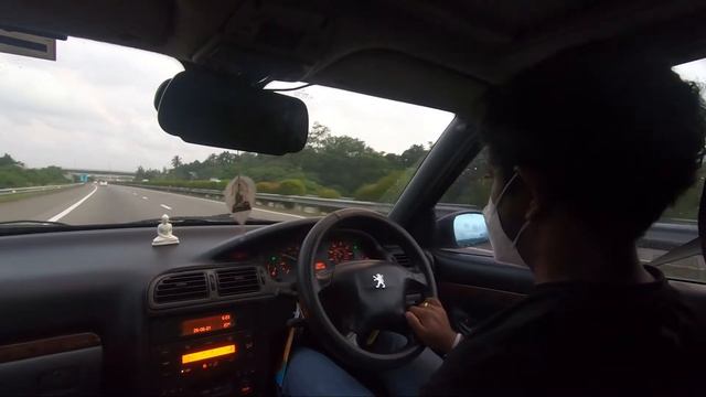 Peugeot 406 Evening Driving on the Highway in Sri Lanka смотреть онлайн