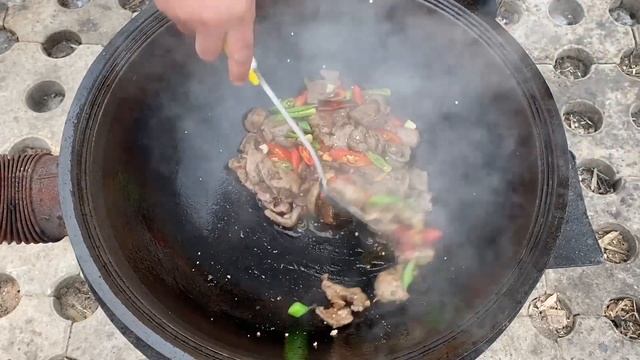 30元买了一个15斤重的大牛肝，做了一道“土匪牛肝”，味道很美味#农村生活 #美食 #牛肝