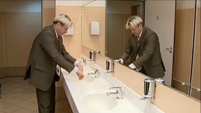 Дезинфекция прежде всего | 6 кадров смотреть онлайн