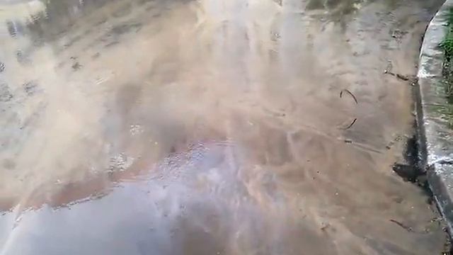 Прорвало трубу у дома смотреть онлайн