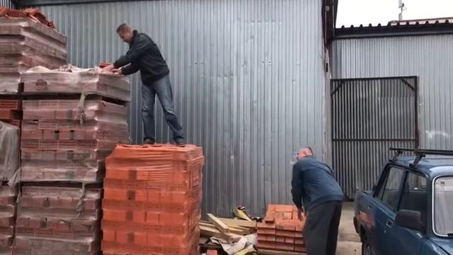 Кирпич на голову смотреть онлайн