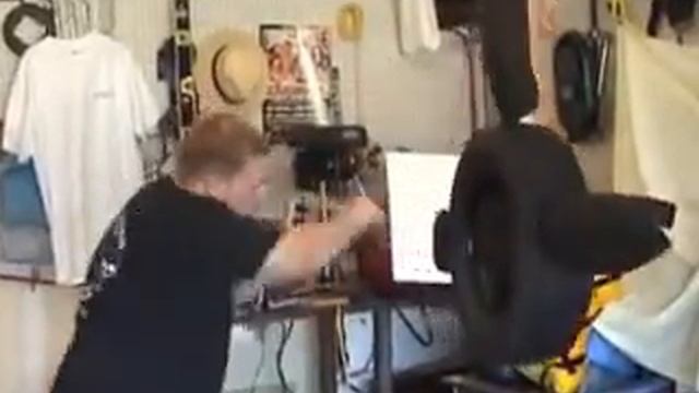 Tire hitting - Stick, Knife, machete смотреть онлайн