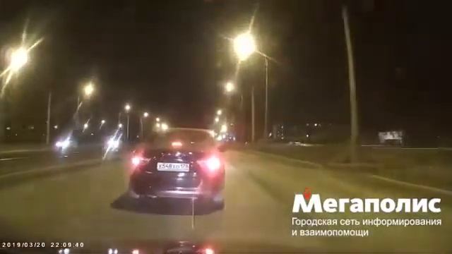 не понравилось,что его не пропустили вперед Он догнал обидчика и начал подрезать, а затем тормозить смотреть онлайн