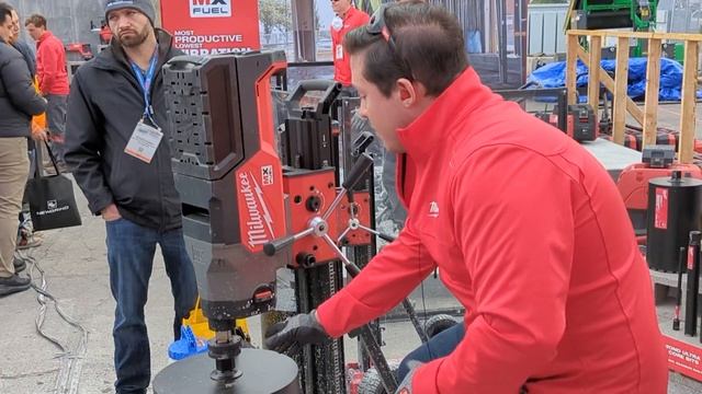 Cordless 14" Core Rig Milwaukee MX Concrete Drill MXF302-2HD смотреть онлайн