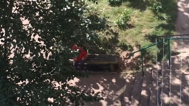 Мент насрал в подъезде