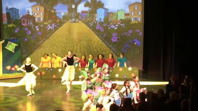The Wizard of Oz yellow brick road choreography смотреть онлайн