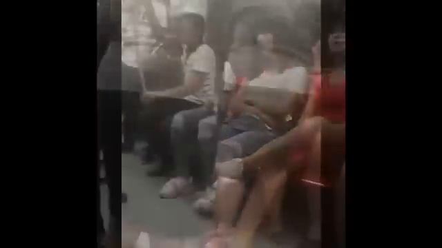 Bakı metrosunda görünməmiş hadisə - qız oğlanla... смотреть онлайн