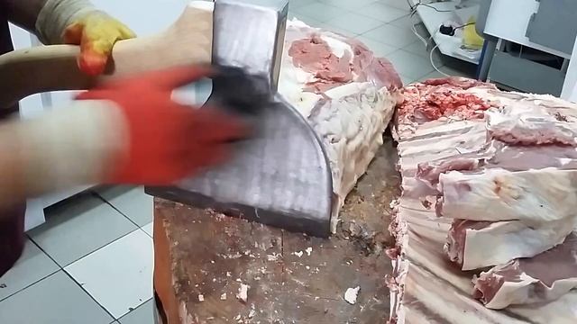 Рубка говядины професинальным топором для рубки мяса. Тел. 89150489904 Семен смотреть онлайн