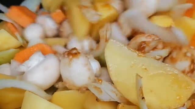 Самая вкусная курочка, на овощной подушке.