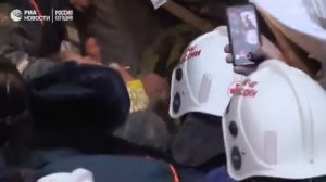 Кадры спасения ребенка из под завалов жилого дома в Магнитогорске 01 01 2019