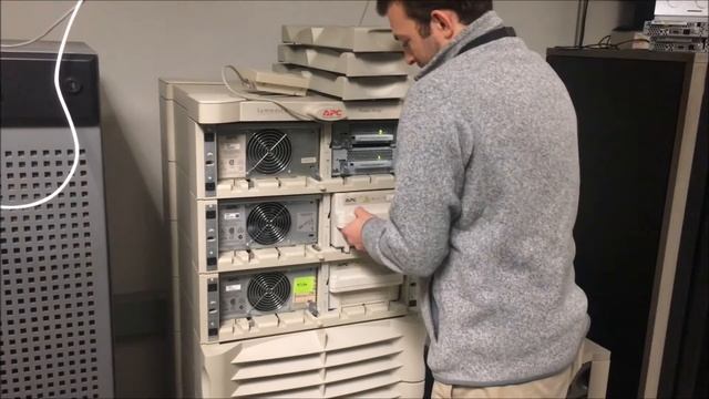 Replacing SYBATT Battery Module on Symmetra Power Array | Schneider Electric Support смотреть онлайн