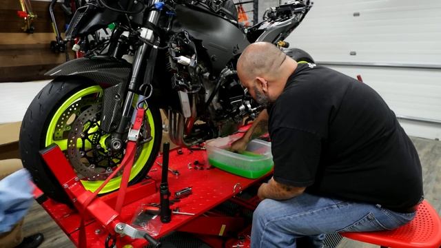The ZX10R is SO CLOSE to being finished!! [Wrecked Bike Rebuild - S2 - Ep 18 - Ninja ZX-10R(part 2) смотреть онлайн