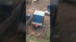 Мужик срёт у всех на глазах!!!