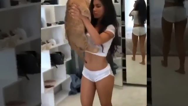 Sexy brunette with Tiger Fail смотреть онлайн