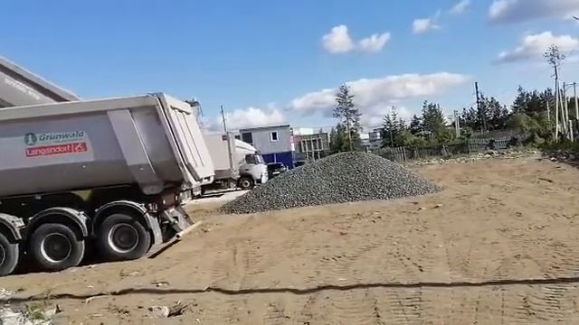 Разгрузка щебня с двух машин смотреть онлайн
