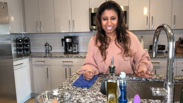 Beauty Blender Cleaning Hack - Microwave VS Olive Oil & Soap смотреть онлайн