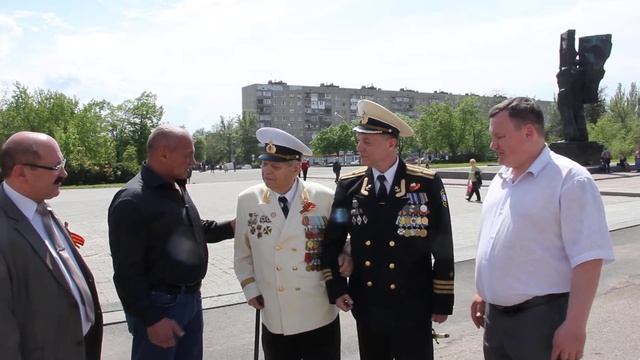 Победитель с улыбкою и цветами.6 смотреть онлайн