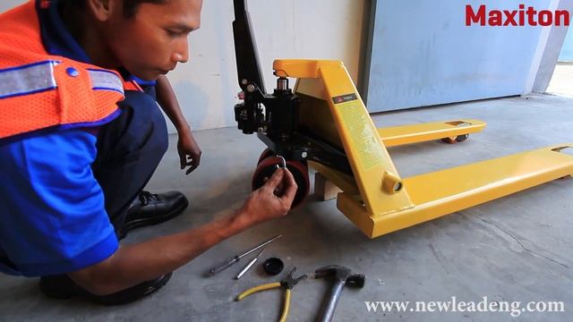 Repair Pallet Truck - Replace Steering Wheel смотреть онлайн