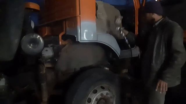 Загрунтовали второй порог кабины КамАЗ. ОЖИДАЕТСЯ ПОКРАСКА В ЦВЕТ. смотреть онлайн
