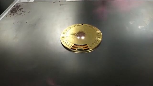 Mini cooper logo marking on metal medal by fiber laser marking engraving Machine смотреть онлайн