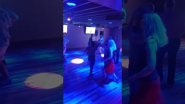 salsa cubana, bailando con 2 mujeres @ the rustix pub in Portland Oregon смотреть онлайн