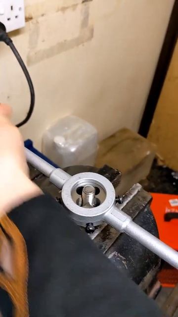 Восстановление резьбы болта / Bolt thread restoration смотреть онлайн