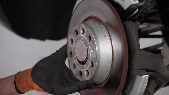 VW / AUDI / SKODA tarcze hamulcowe wymienić | klocki hamulcowe wymienić TUTORIAL | AUTODOC смотреть онлайн