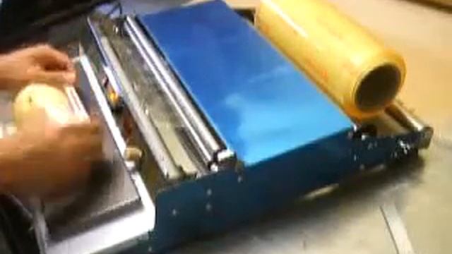 Ръчна фолираща машина на продукти в тарелки смотреть онлайн