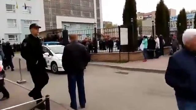 Поліція затримала невідомих, які зі зброєю перебували у будівлі “Черкасиобленерго” смотреть онлайн