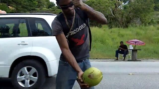 Chopping coconuts with a machete - Buying coconuts in Barbados смотреть онлайн