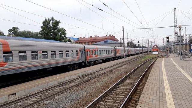 ЧС4Т-321 с пассажирским поездом прибывает на ст. Владимир смотреть онлайн