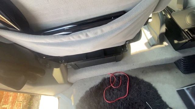Easy route for power cable from battery to cab - quick release sub install VW T4 смотреть онлайн