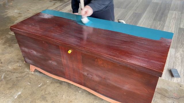Furniture Flipping for Beginners | Quick 6 Hour Cedar Chest Makeover смотреть онлайн