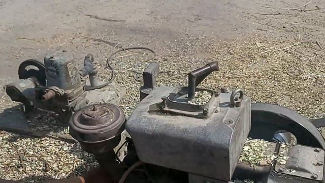 Запуск старого дизельного двигателя Peter с помощью машины для резки корма смотреть онлайн