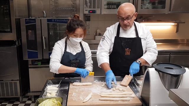 GNOCCHI DI PATATE CON FONDUTA DI TALEGGIO, BRESAOLA TARTUFATA PANZERI E INSALATA DI VERZA CROCCANTE смотреть онлайн