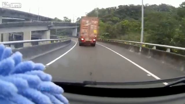 Контейнеровоз улетел смотреть онлайн